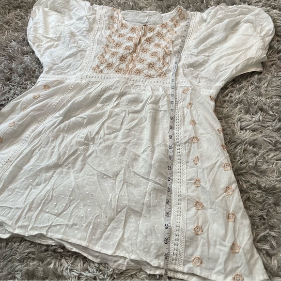 Women’s quarter length sleeve white tan- see photos for measurements - Picture 4 of 4